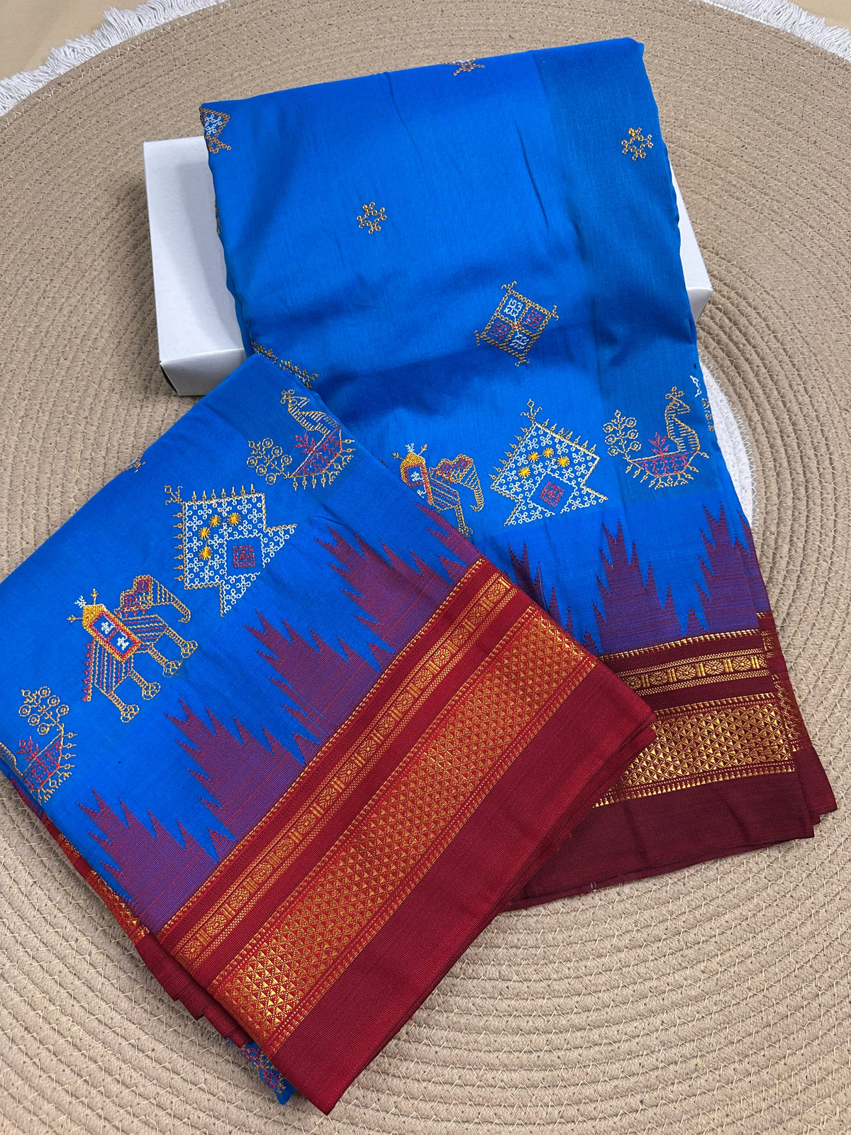 Material - Maserised cotton 
Border - Temple border, Chikki Paras
Saree Name -Tana warpa kasuti saree 
Pallu -Ilkal pallu
Blouse -contrast
Handloom -no
Saree length- 6.2