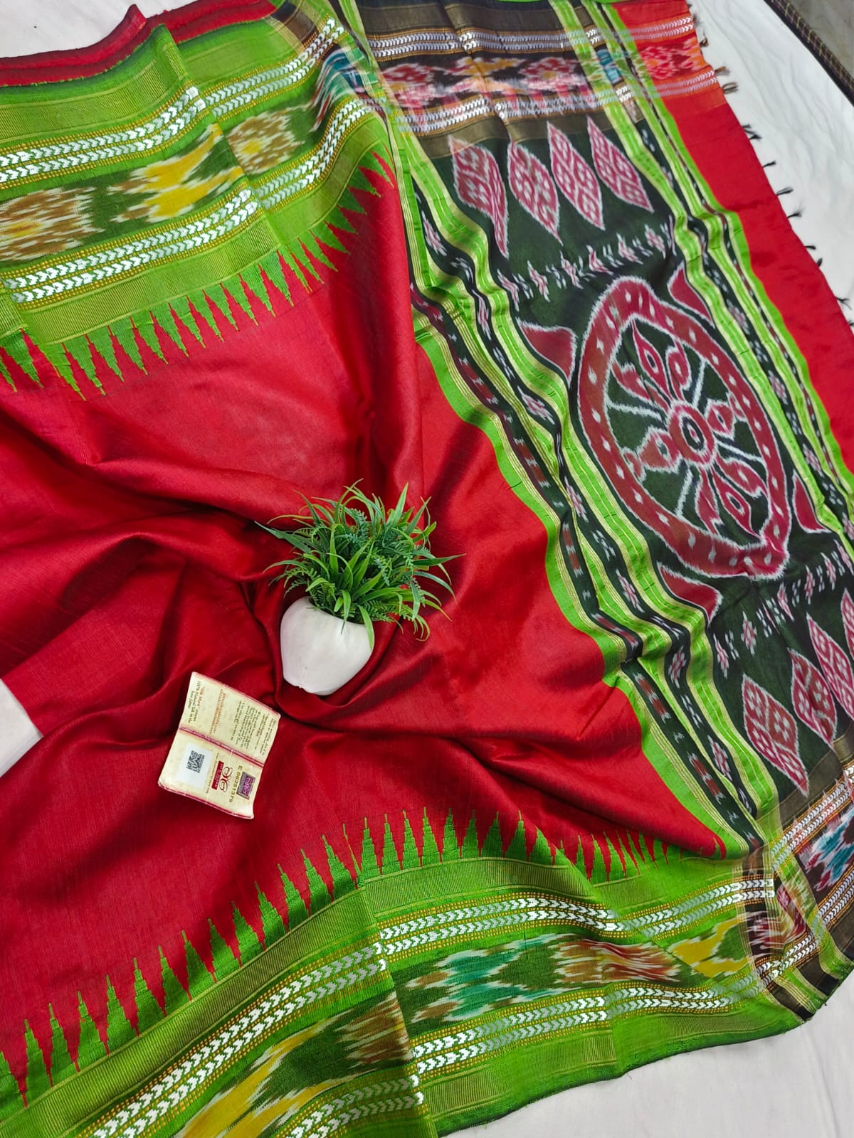 *Pure raw silk handloom Ikkat and vidarbha temple border saree with contrast blouse*
Pure raw silk saree
Silk mark certified
Handloom made
Best quality
Ready to despatch