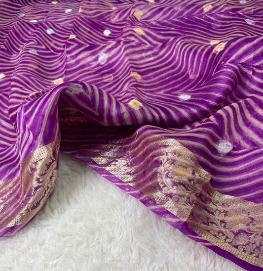 Pure Banarasi Kora Organza Arashi Dyed Saree ✨
Elegant handloom Kora silk with unique 
Arashi Shibori-inspired patterns. Lightweight, graceful & exclusive.