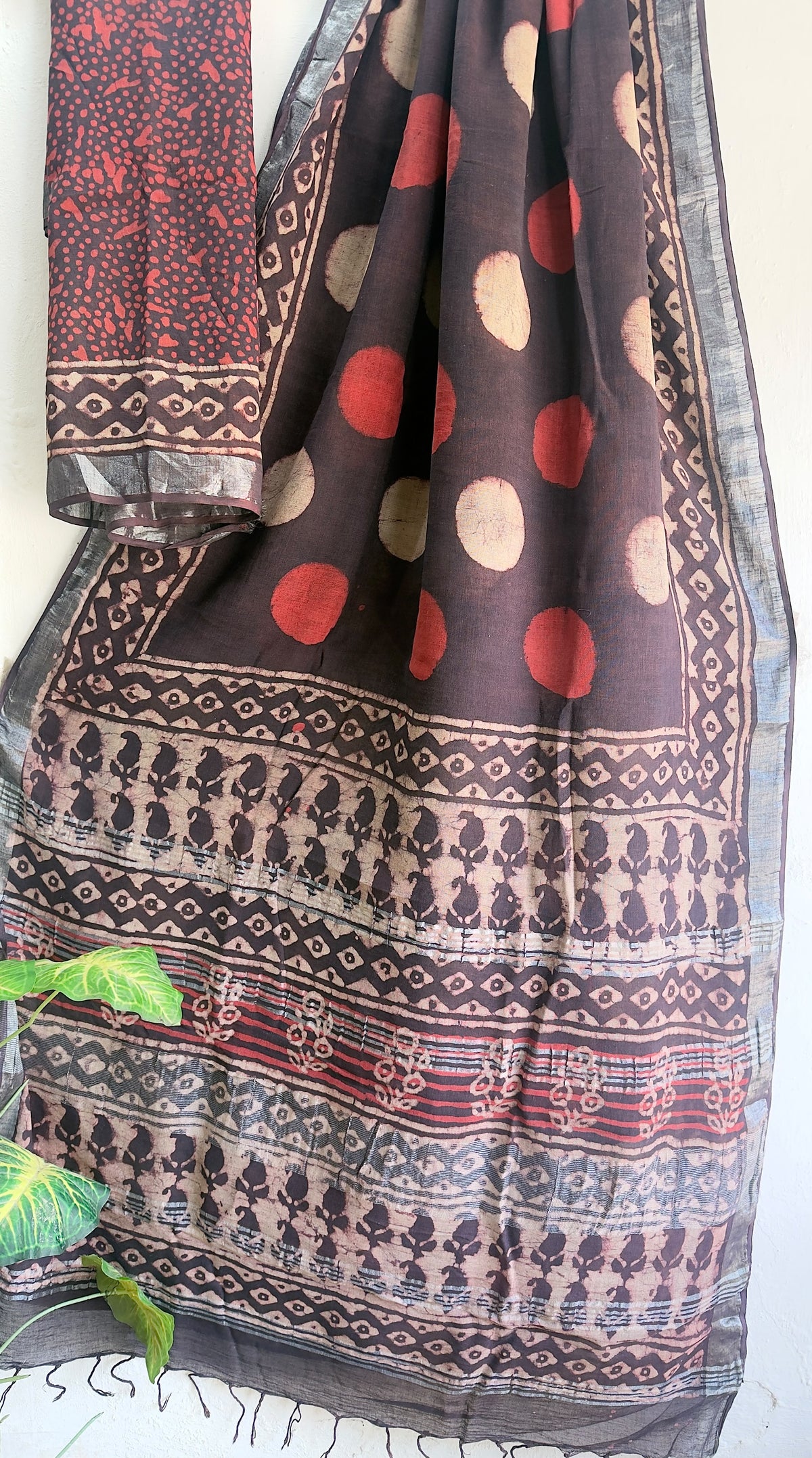 👌🏻Linen collection 👌🏻
.... *Hand* block printed linen saree with blouse.....
Size 6.5 with blouse
Natural dye n colour
 
Pure hand ( without screen print ) 