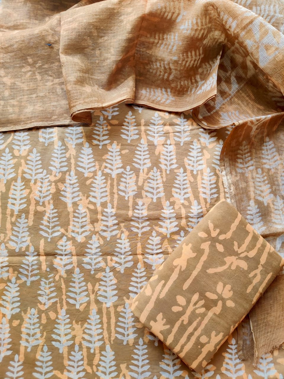 Now new arrivals 

Block printed cotton suit with kota doriya duppta 

Top @ bottom *cotton*
Duptta  *kota doriya*
