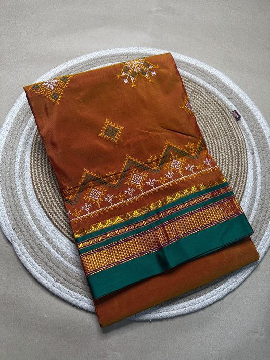 Material - shiny Maserised blended blended silk
Border - chikki paras
Saree Name -ilkal special kasuti saree
Pallu -patti pallu
Blouse -running 
Handloom -no
Saree length- 6.2