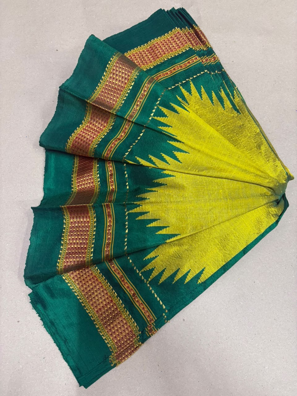 100%silk saree chikki paras Temple silk saree silk pallu contrast saree 6.2m