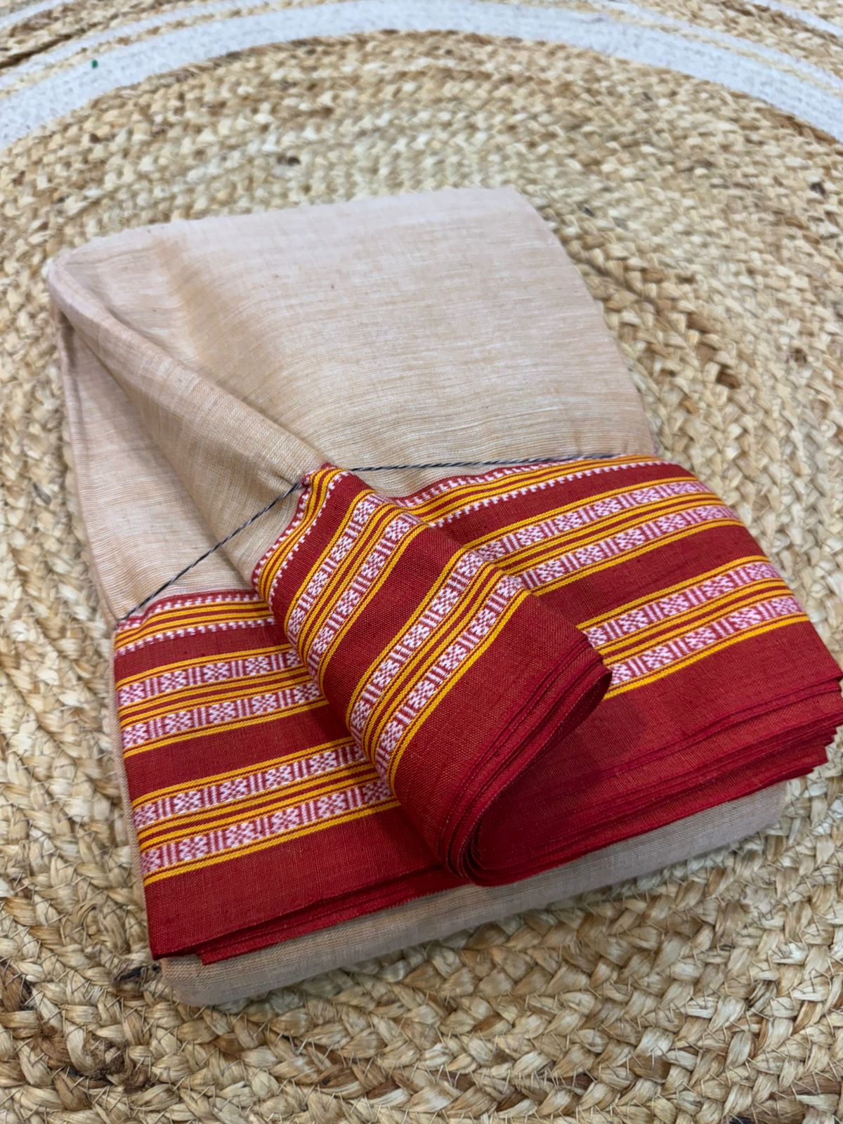 
Pure cotton handwoven *Goomi border & Gaadi border* saree With Running Blouse same as body 
With handloom tag . 