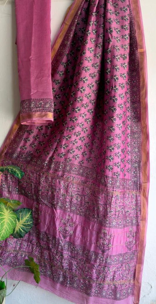 🍁Beautifully Crafted Maheshwari Silk Saree  collection🍁
 Specially Designed in Bagru  jahota rapid dabu hand block print
100% Natural Dye
Fabric : Maheshwari Silk 
Length : 5.5 Meters
Blouse Piece : 0.90 Meter