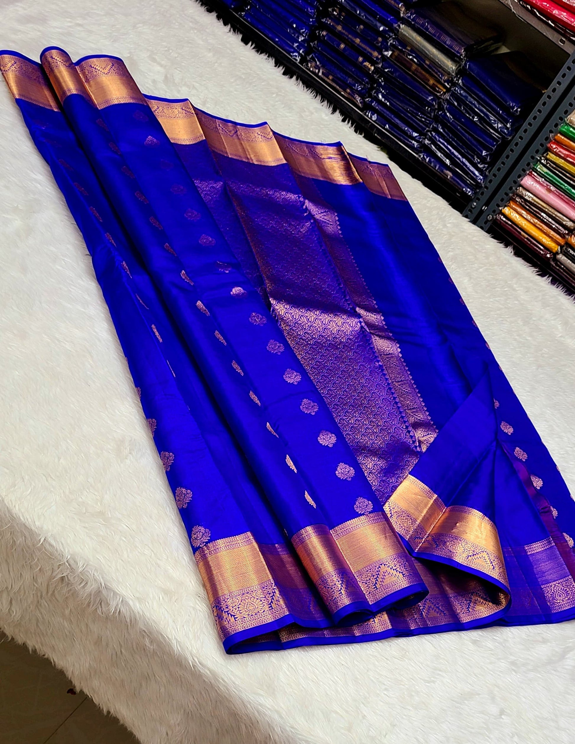 *100% PURE  Pure Silk KanjeevaramPURAM HANDWOVEN VERY PREMIUM QUALITY 1G SELF PATTERN SILK SAREES*

*1 GRAM GOLD PURE ZARI WEAVING*
*SILK MARK CERTIFICATE ATTACHED*

GOLD ZARI WEAVING PAKKKA HANDLOOM

EXCLUSIVE COLLECTION SUNDAY OFFER
