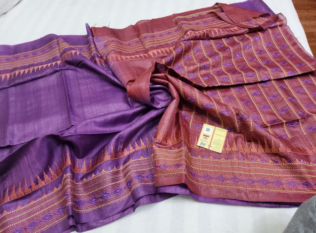 Pure tussar by  munga with beautiful temple embroidery design pallu and border silk handloom saree with blouse pc.
Available 
Best quality 
Silk mark tag 👈🏻