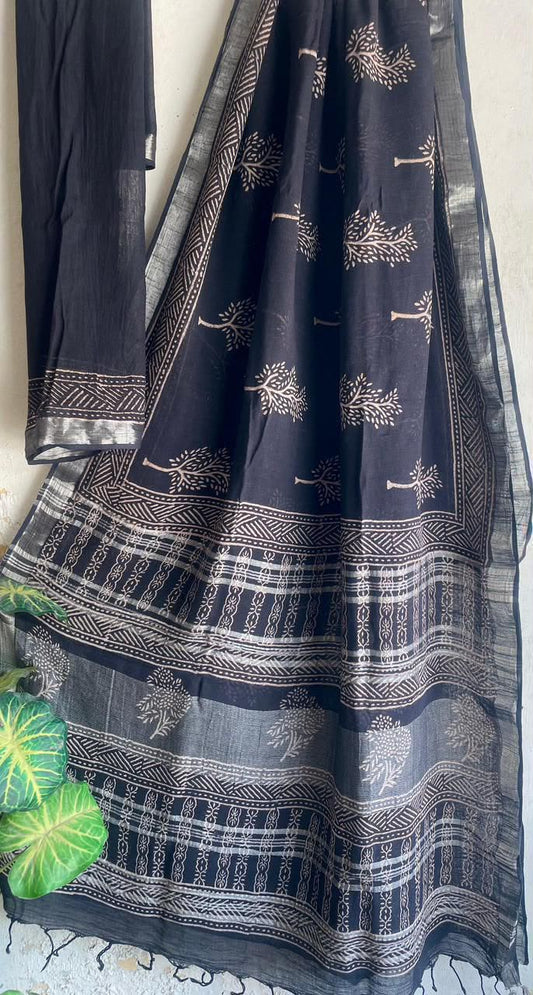 👌🏻Linen collection 👌🏻
.... *Hand* block printed linen saree with blouse.....
Size 6.5 with blouse
Natural dye n colour
 
Pure hand ( without screen print ) 