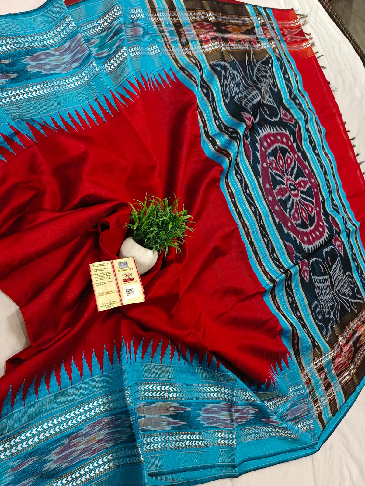 *Pure raw silk handloom Ikkat and vidarbha temple border saree with contrast blouse*
Pure raw silk saree
Silk mark certified
Handloom made
Best quality
Ready to despatch