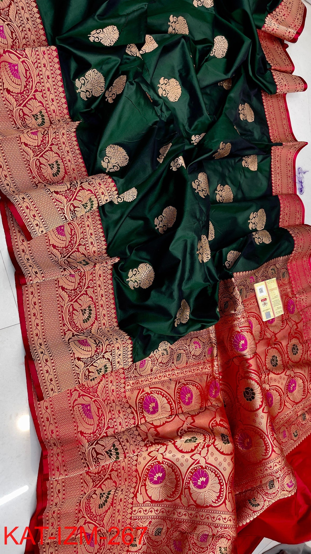 
Pure Handloom banarasi KATAN **Checks +Meenakari* SAREE
*KATAN Checks + Meenakari*
Silk Sarees with antique Jari 
*Rich Pallu
*  Blouse with Border
* Smooth & Soft Fabric