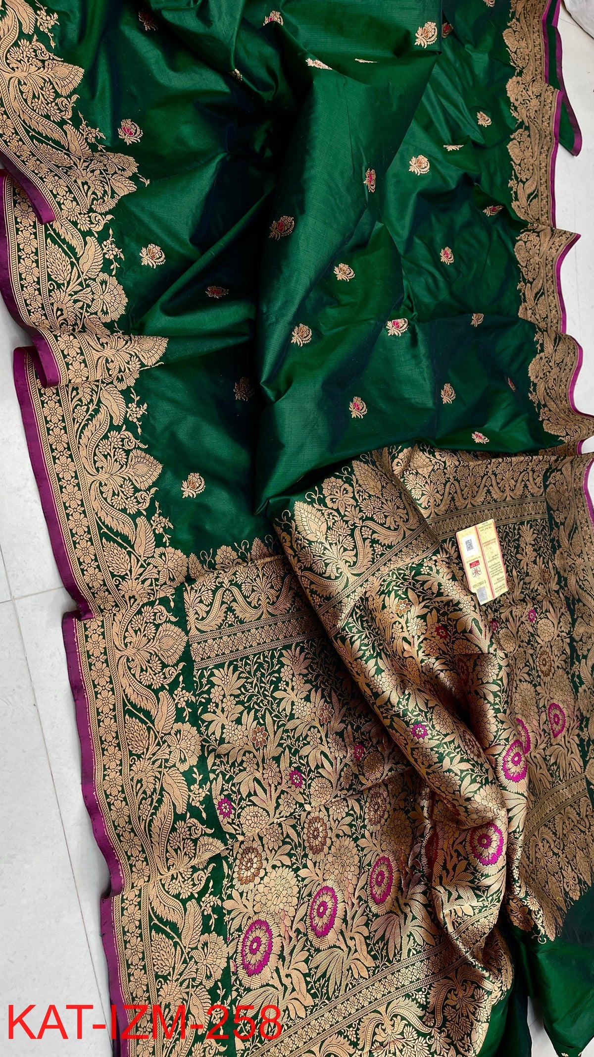 
Pure Handloom banarasi KATAN **Checks +Meenakari* SAREE
*KATAN Checks + Meenakari*
Silk Sarees with antique Jari 
*Rich Pallu
*  Blouse with Border
* Smooth & Soft Fabric