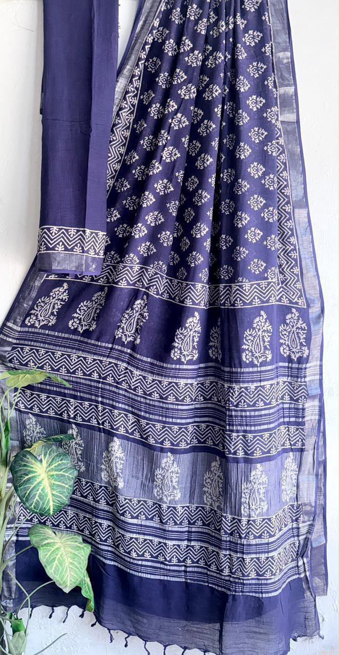 👌🏻Linen collection 👌🏻
.... *Hand* block printed linen saree with blouse.....
Size 6.5 with blouse
Natural dye n colour
 
Pure hand ( without screen print ) 
