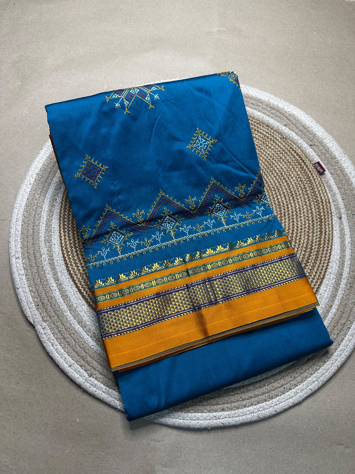 Material - shiny Maserised blended blended silk
Border - chikki paras
Saree Name -ilkal special kasuti saree
Pallu -patti pallu
Blouse -running 
Handloom -no
Saree length- 6.2