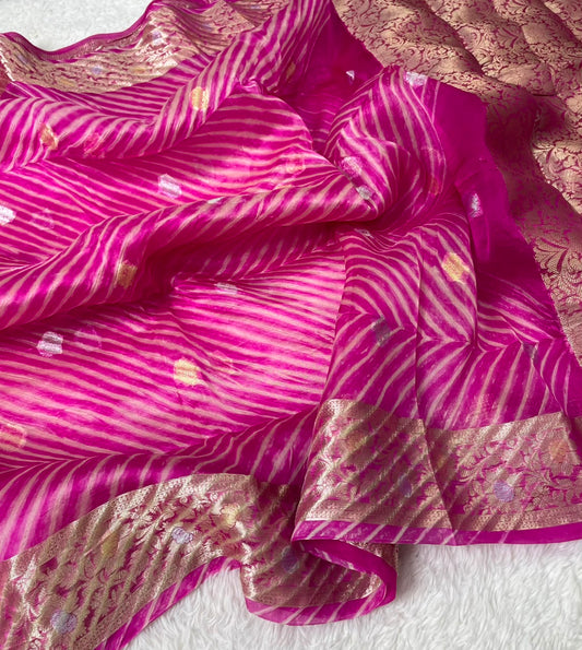 Pure Banarasi Kora Organza Arashi Dyed Saree ✨
Elegant handloom Kora silk with unique 
Arashi Shibori-inspired patterns. Lightweight, graceful & exclusive.