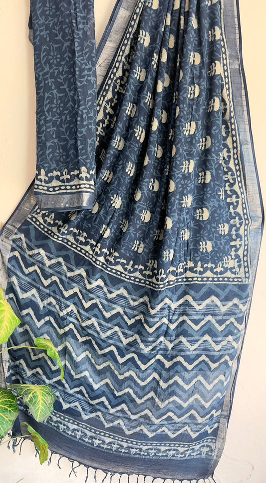👌🏻Linen collection 👌🏻
.... *Hand* block printed linen saree with blouse.....
Size 6.5 with blouse
Natural dye n colour
 
Pure hand ( without screen print ) 