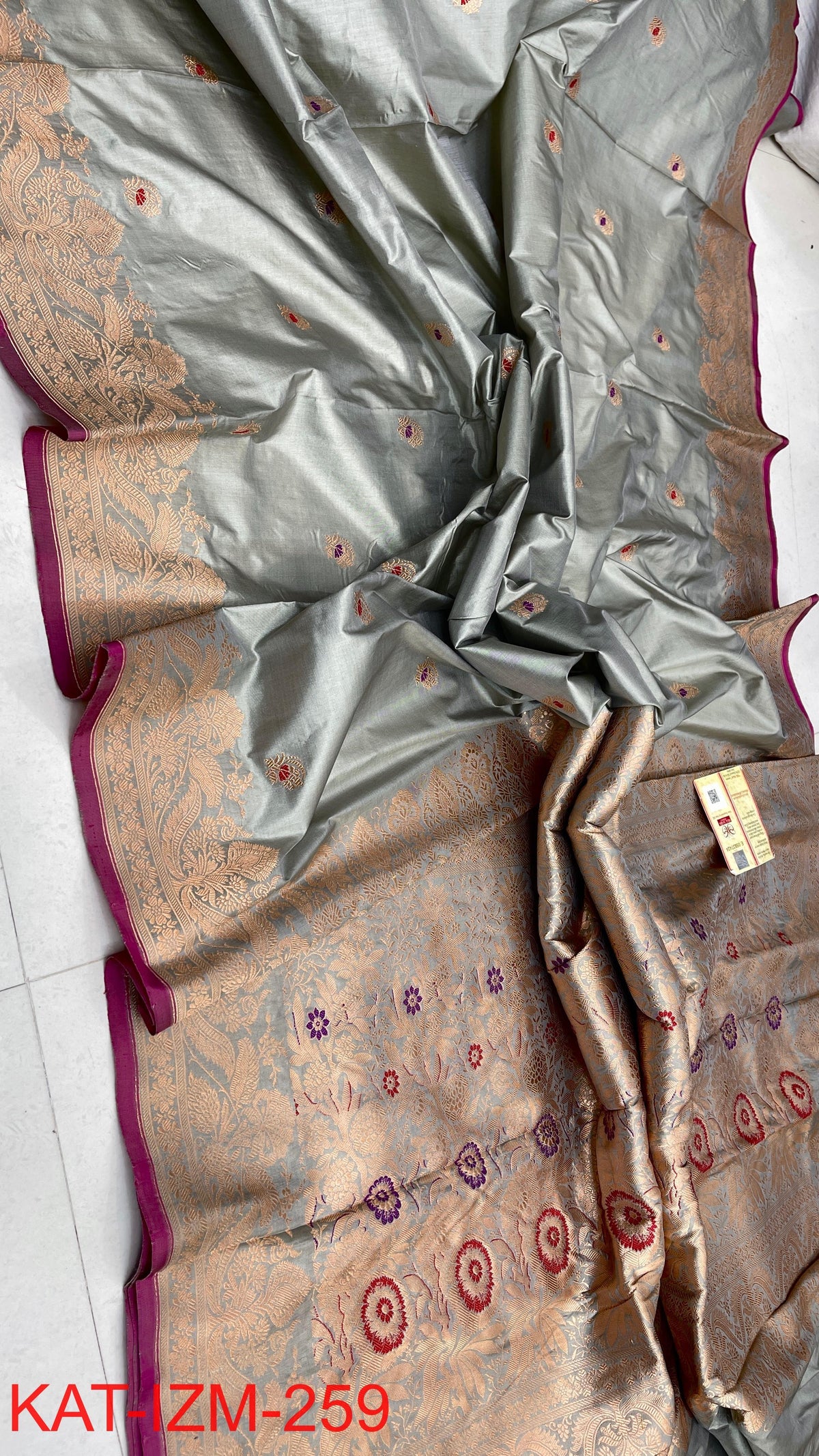 
Pure Handloom banarasi KATAN **Checks +Meenakari* SAREE
*KATAN Checks + Meenakari*
Silk Sarees with antique Jari 
*Rich Pallu
*  Blouse with Border
* Smooth & Soft Fabric
