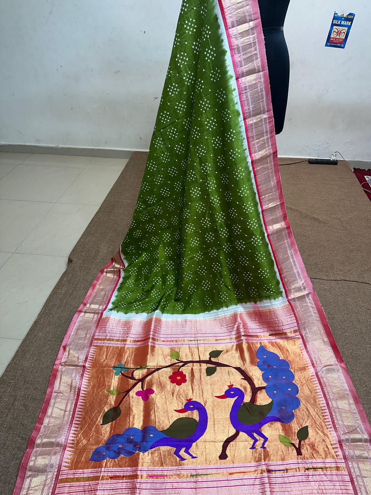 Handmad bandhni
 on pure.silk
 handwoven paithani 