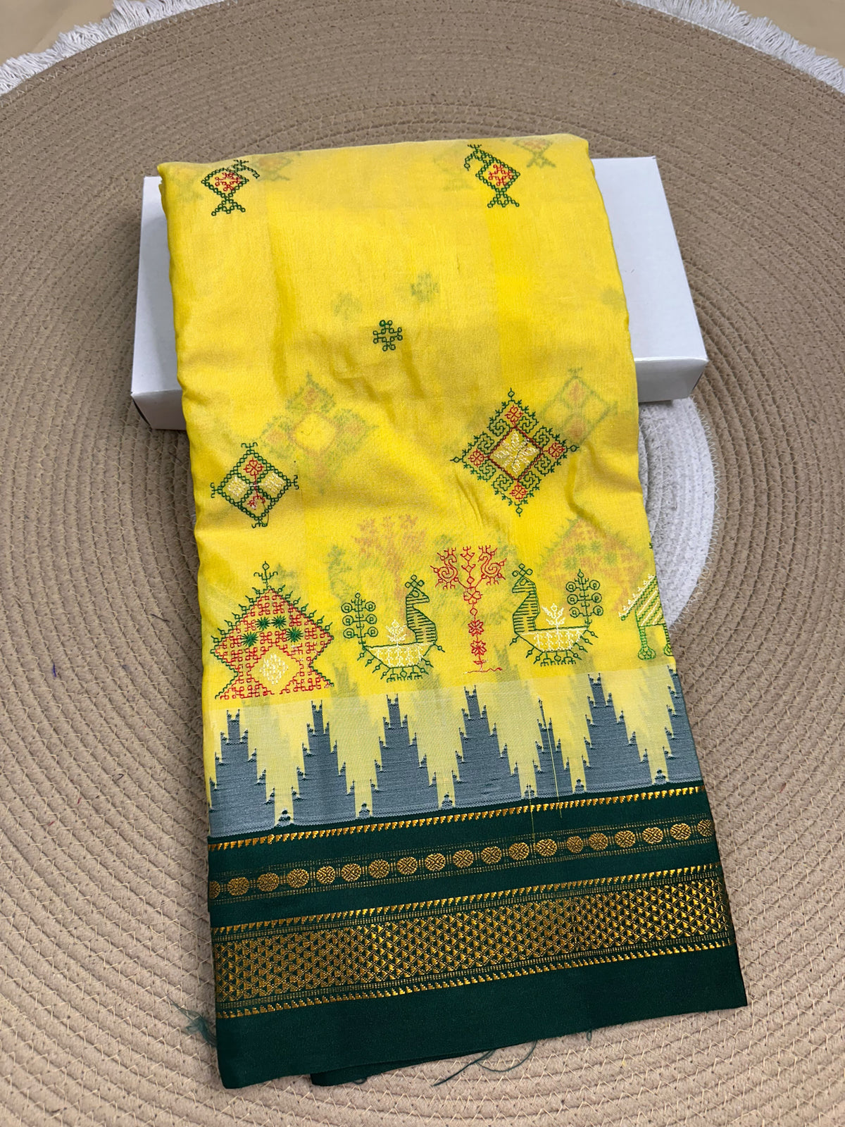 Material - Maserised cotton 
Border - Temple border, Chikki Paras
Saree Name -Tana warpa kasuti saree 
Pallu -Ilkal pallu
Blouse -contrast
Handloom -no
Saree length- 6.2