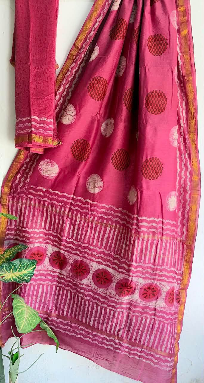 🍁Beautifully Crafted Maheshwari Silk Saree  collection🍁
 Specially Designed in Bagru  jahota rapid dabu hand block print
100% Natural Dye
Fabric : Maheshwari Silk 
Length : 5.5 Meters
Blouse Piece : 0.90 Meter