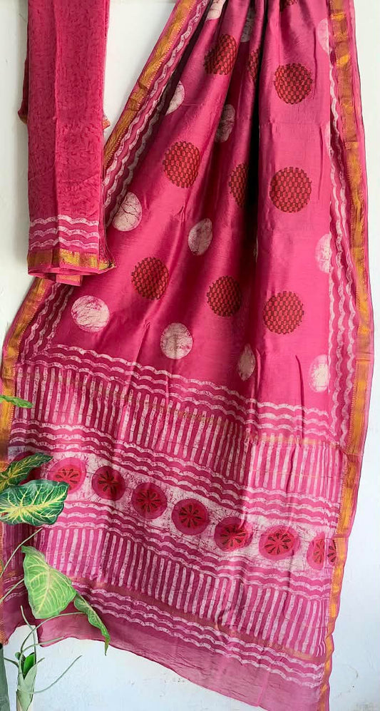🍁Beautifully Crafted Maheshwari Silk Saree  collection🍁
 Specially Designed in Bagru  jahota rapid dabu hand block print
100% Natural Dye
Fabric : Maheshwari Silk 
Length : 5.5 Meters
Blouse Piece : 0.90 Meter