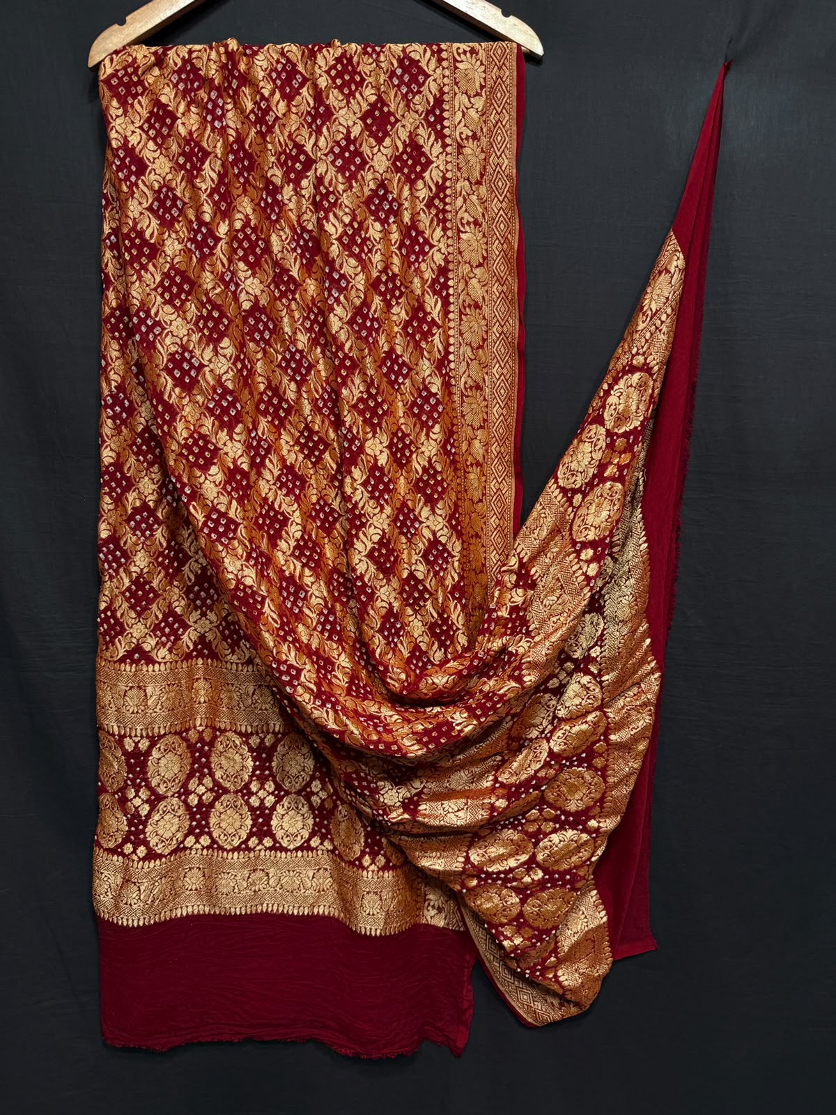 **Nim Zari Bandhej Dupatta**
- **Fabric:** handwoven Georgette
- **Design:** Beautiful Bandhej, Real Nimzari
- **Quality:** Best quality & colour 
- ** colour:** pastel & Dark
**Description:**
- **Length:** 2.50 meters, full length
- **Use:** Dress & Lehenga Choli Dupatta
