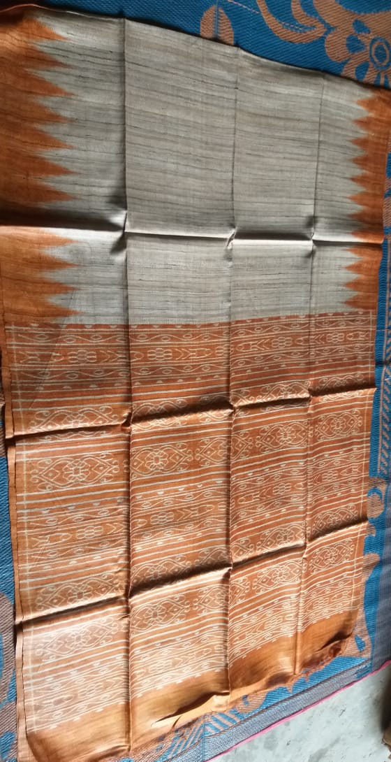 Pure tussar ghicha temple border ikkat print silk handloom saree with blouse pc.
Silk mark tag 
