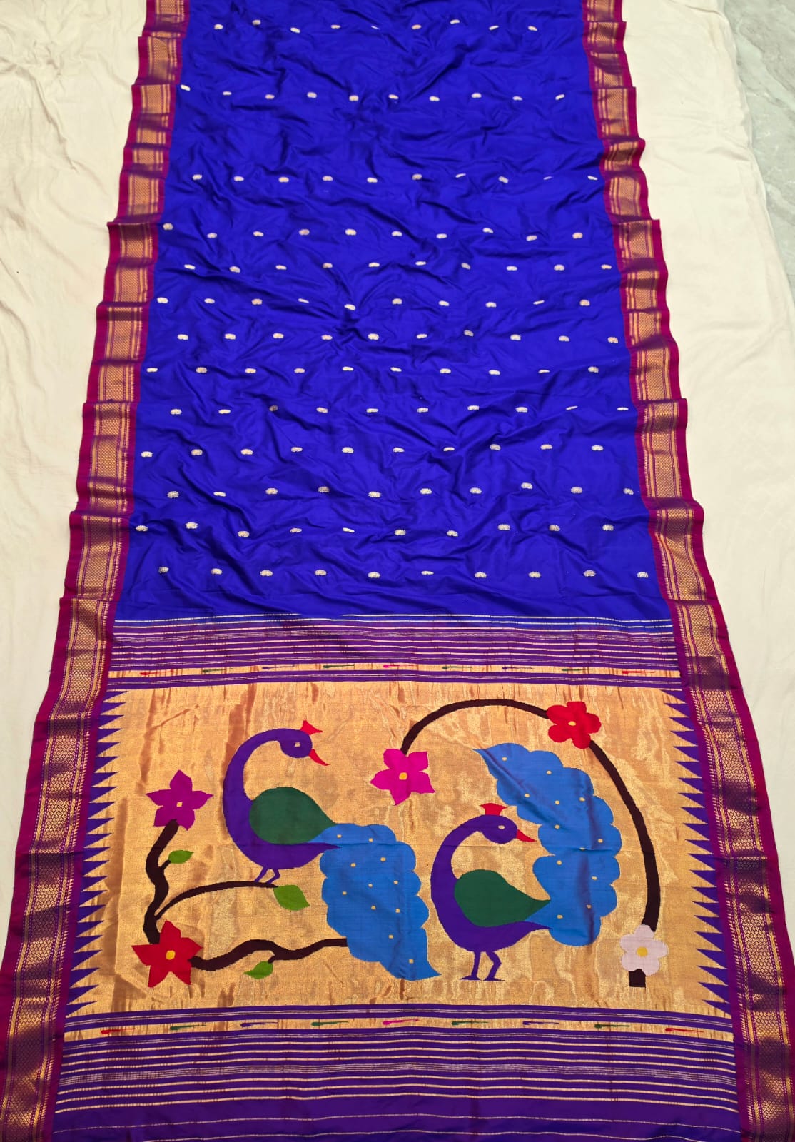 *Yeola Paithani*
Pure Silk 
Fancy pallu 
💯 Handwoven 
Silkmark Certified 
Shoulder Buttis 
Quality Weaving 👌🏼 
With Running Blouse 
