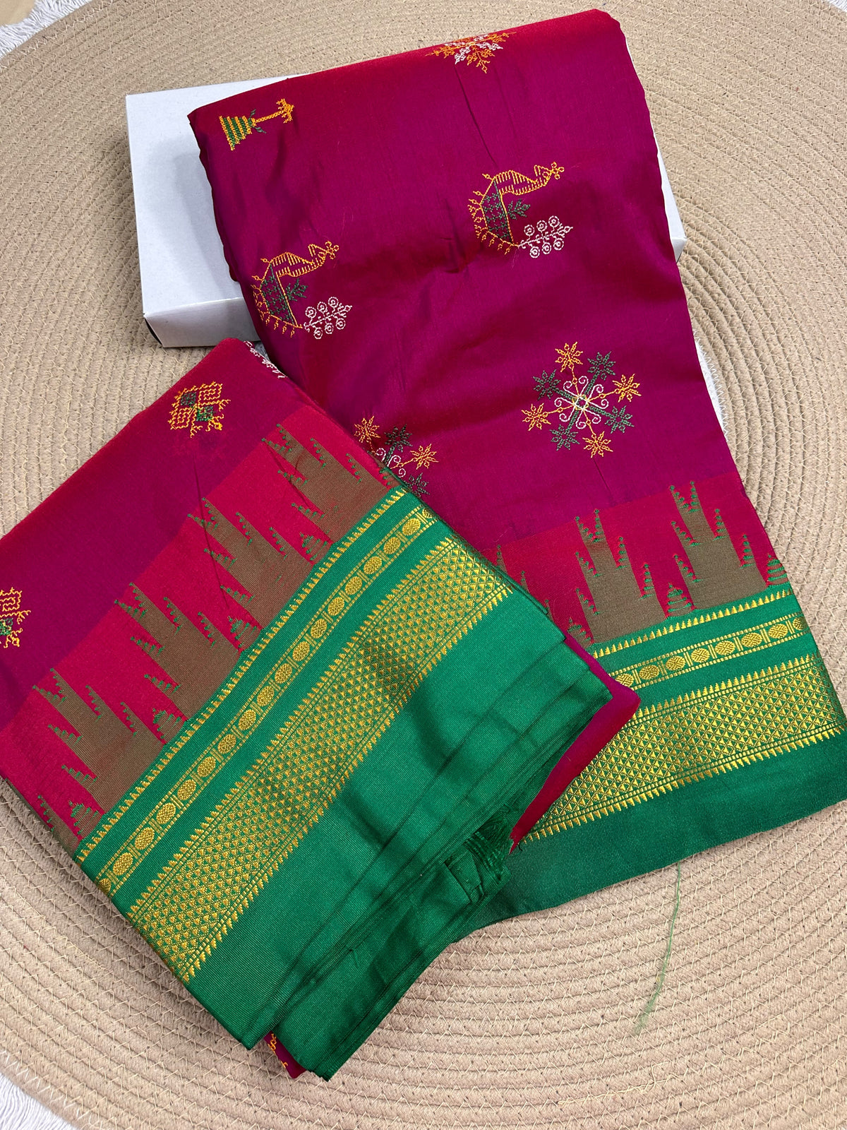 Material - Maserised cotton 
Border - Temple border, Chikki Paras
Saree Name -Tana warpa kasuti saree 
Pallu -Ilkal pallu
Blouse -contrast
Handloom -no
Saree length- 6.2