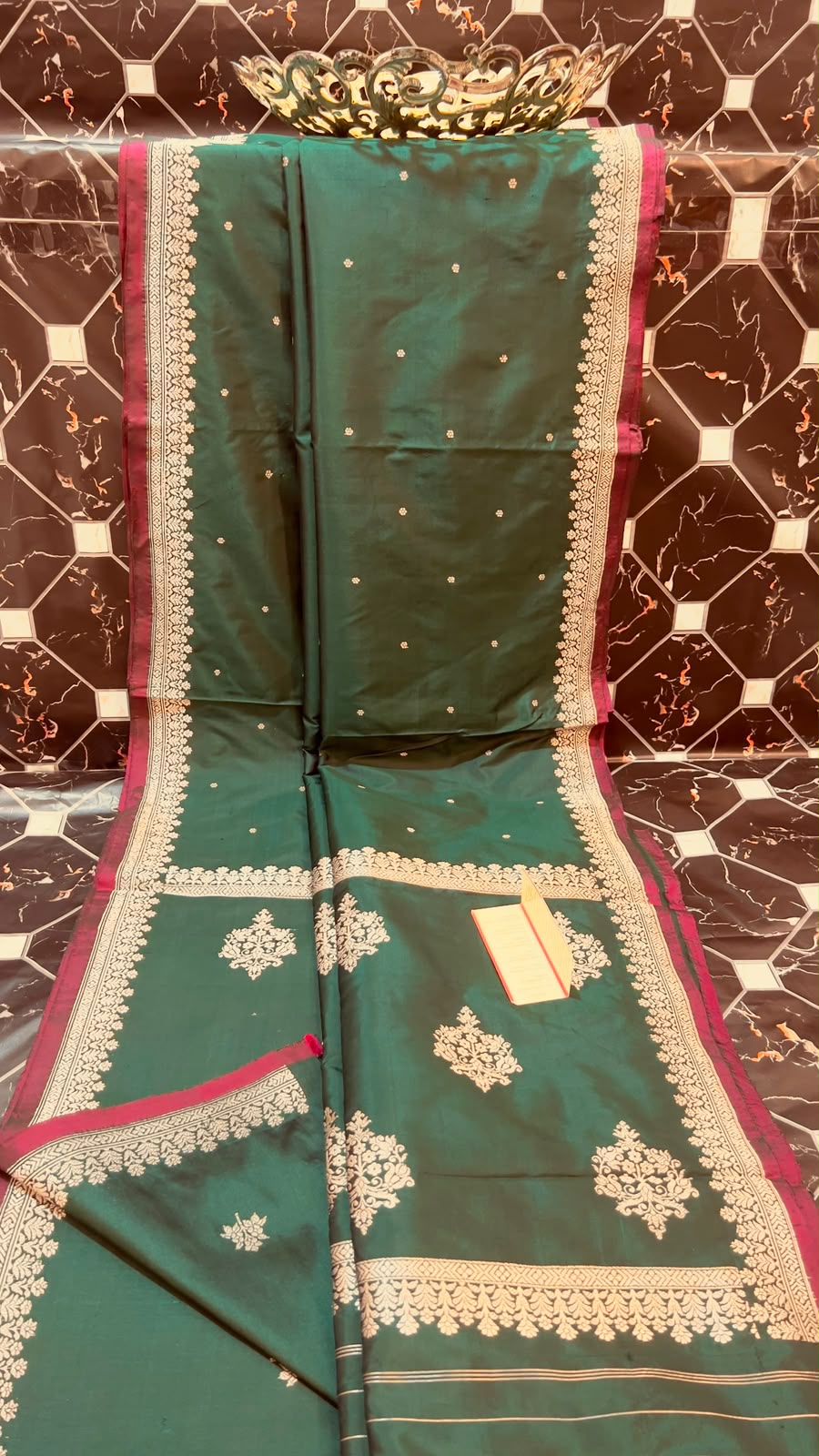EXCLUSIVE HANDLOOM PURE KATAN SILK
• All-over Kaduwa Booti & Kaduwa Kalni
• Rich Kaduwa Border & Pallu
• Kaduwa Blouse
• Antique Zari
• Silk Mark Certified
• Smooth & Soft