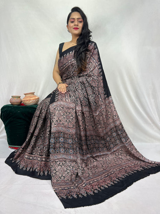 
🥻 Pure Modal Silk  Saree 🥻
🏕️ Natural / Vegetable Dyeing with Ajrakh Hand-Block Print

📦 All pics available
🎨 New colours / new patterns added 6.50...Full  saree  ..45..with 
