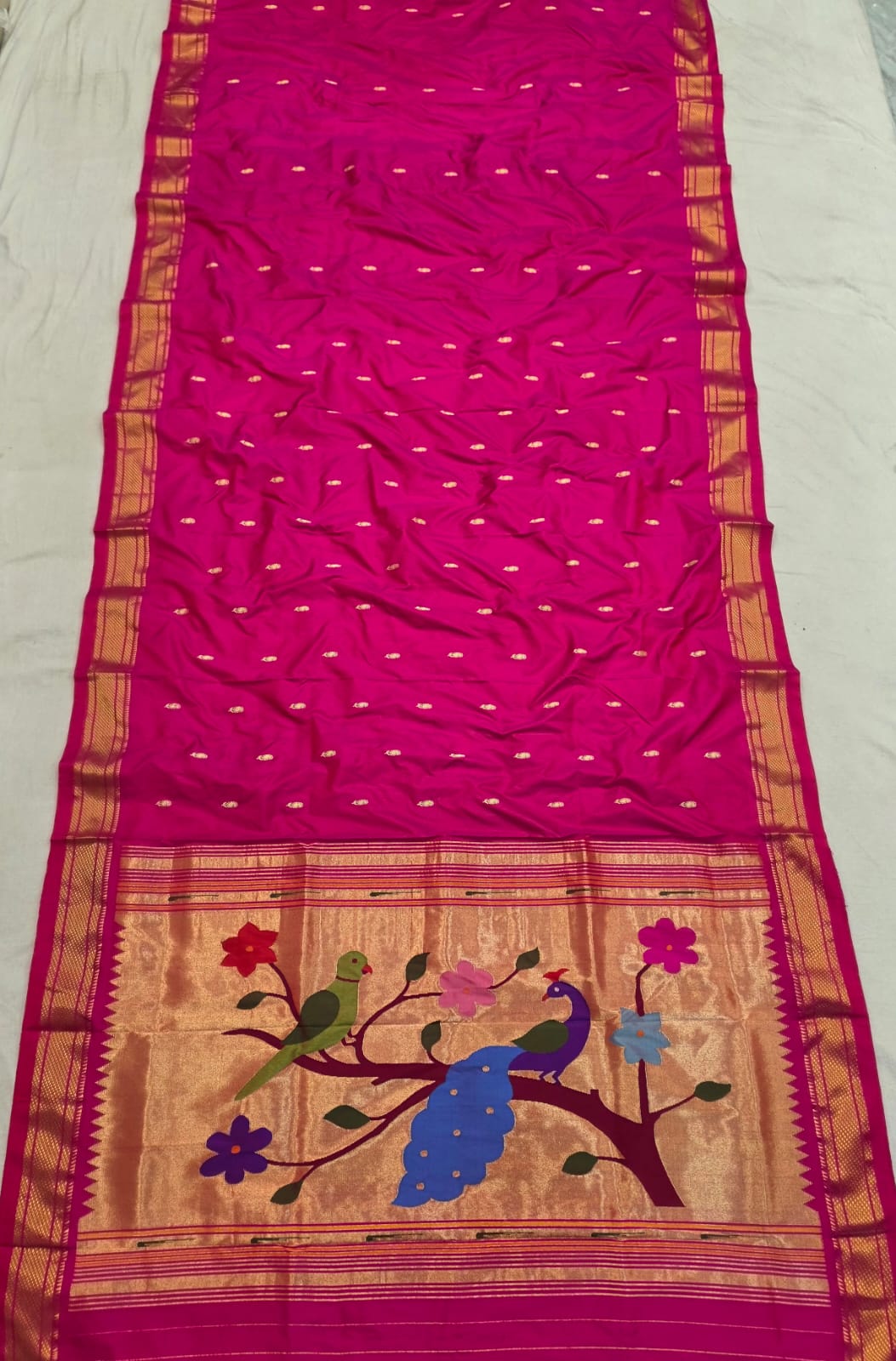*Yeola Paithani*
Pure Silk 
Fancy pallu 
💯 Handwoven 
Silkmark Certified 
Shoulder Buttis 
Quality Weaving 👌🏼 
With Running Blouse 
