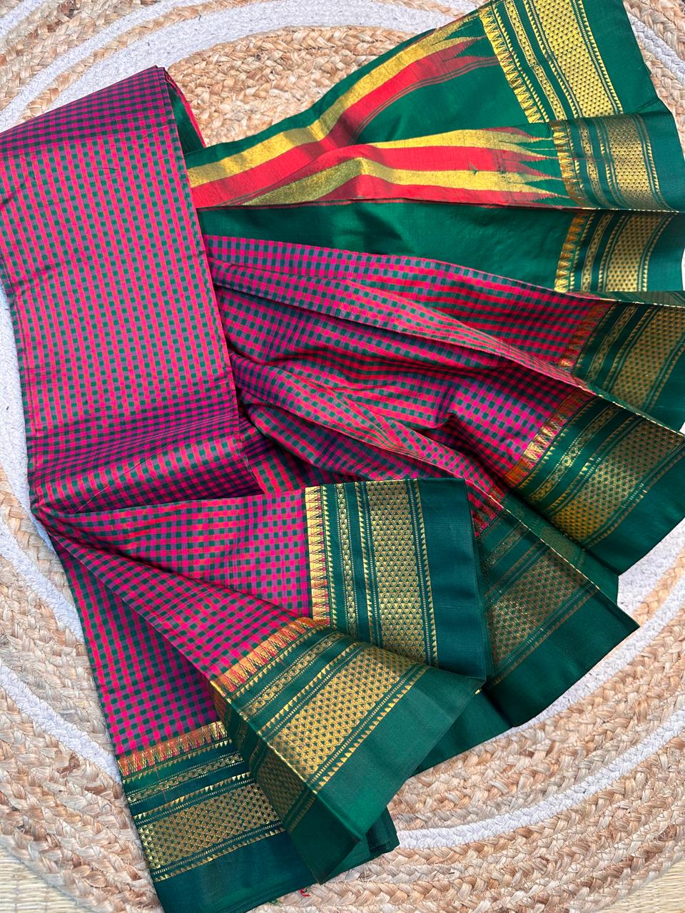 Material - pure silk 
Border - chikki paras
Saree Name -ilkal pure silk small checks with small temple border saree
Pallu -multi tope silk pallu
Blouse -contrast
Handloom -yes
Saree length- 6.2