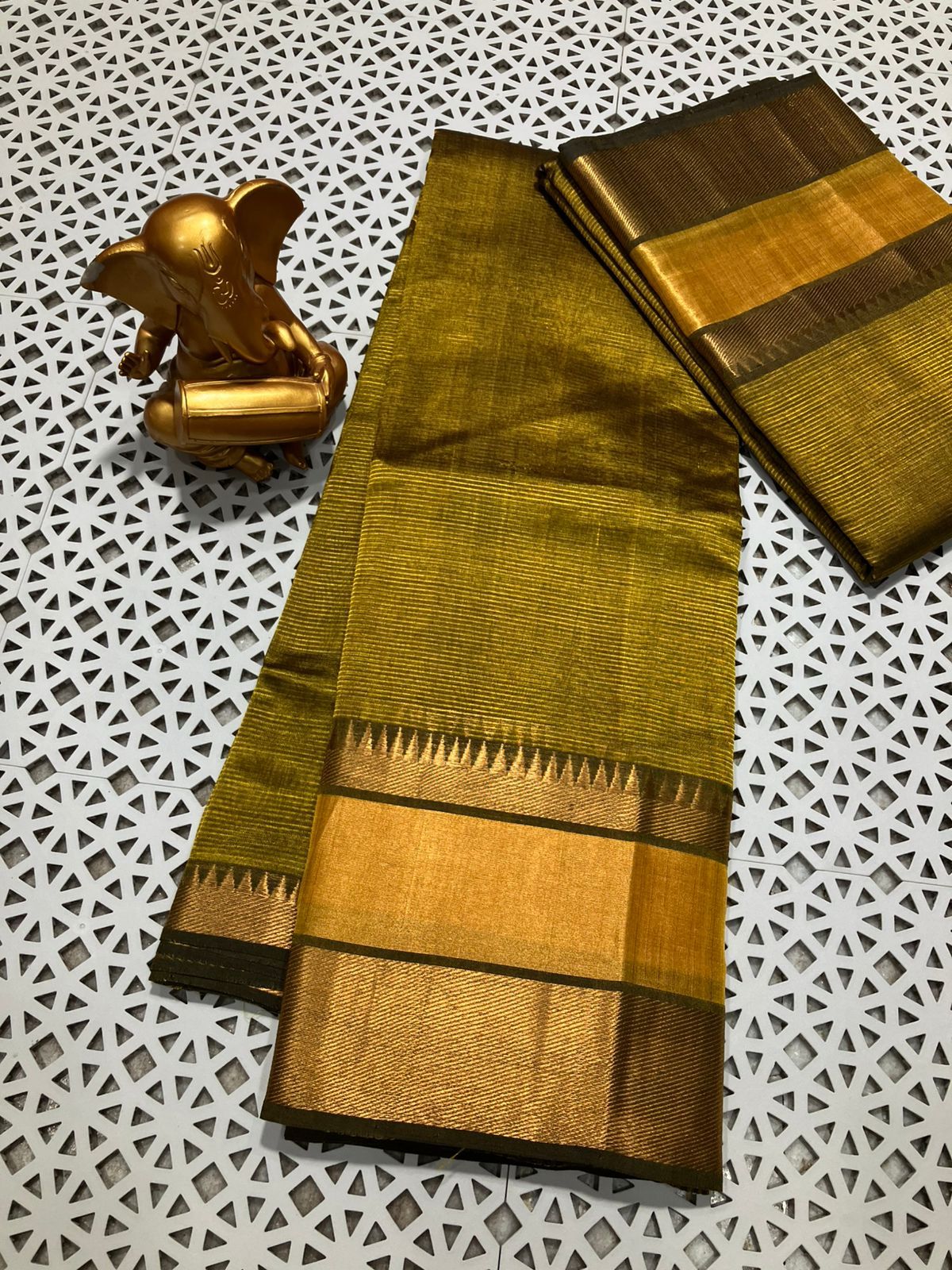 *Material*:Mangalagiri pure pattu by cotton

*Model*:250k jari border plain pure pattu sarees

Running pallu and blouse