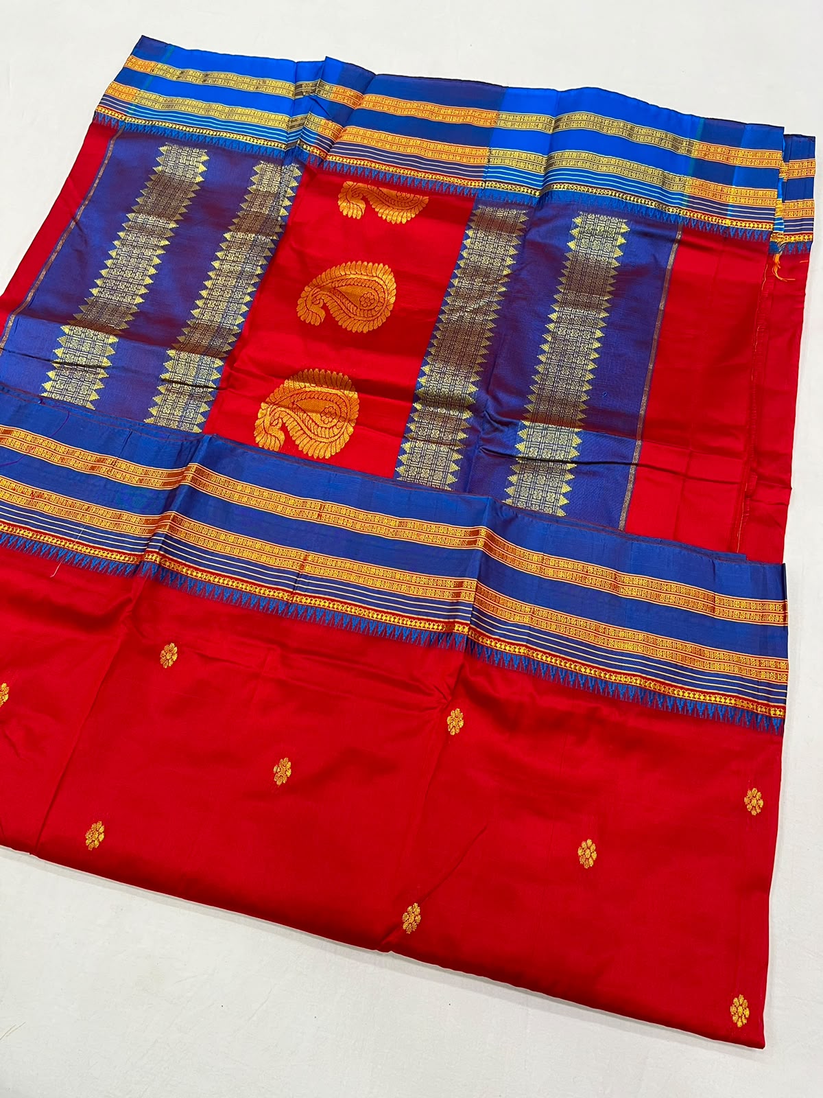 *Narayanpeth silk saree*
Running blouse 
Shoulder butti 
Pure silk
*Price: 6300/- + ship*