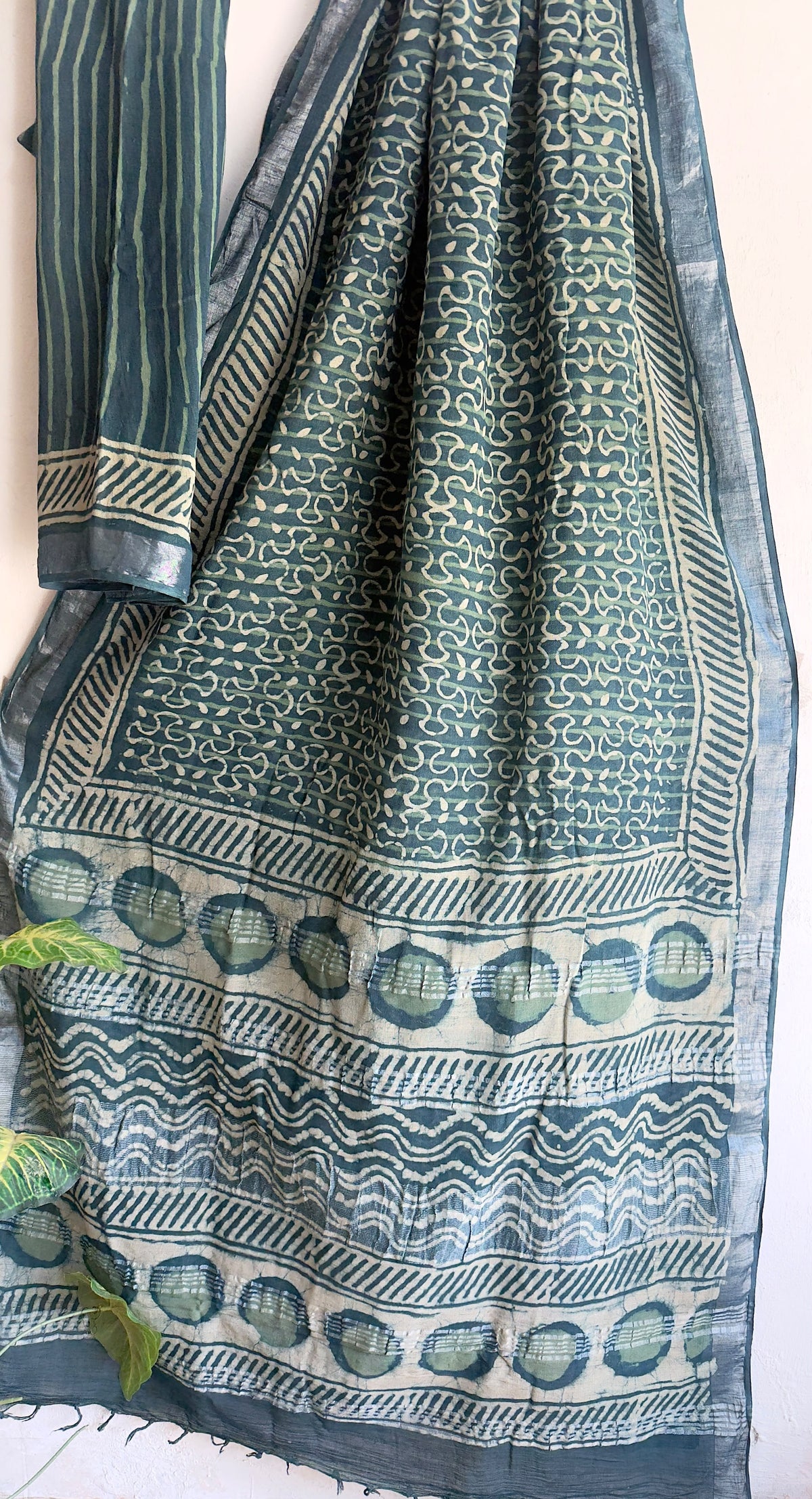 👌🏻Linen collection 👌🏻
.... *Hand* block printed linen saree with blouse.....
Size 6.5 with blouse
Natural dye n colour
 
Pure hand ( without screen print ) 