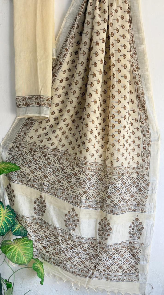 👌🏻Linen collection 👌🏻
.... *Hand* block printed linen saree with blouse.....
Size 6.5 with blouse
Natural dye n colour
 
Pure hand ( without screen print ) 