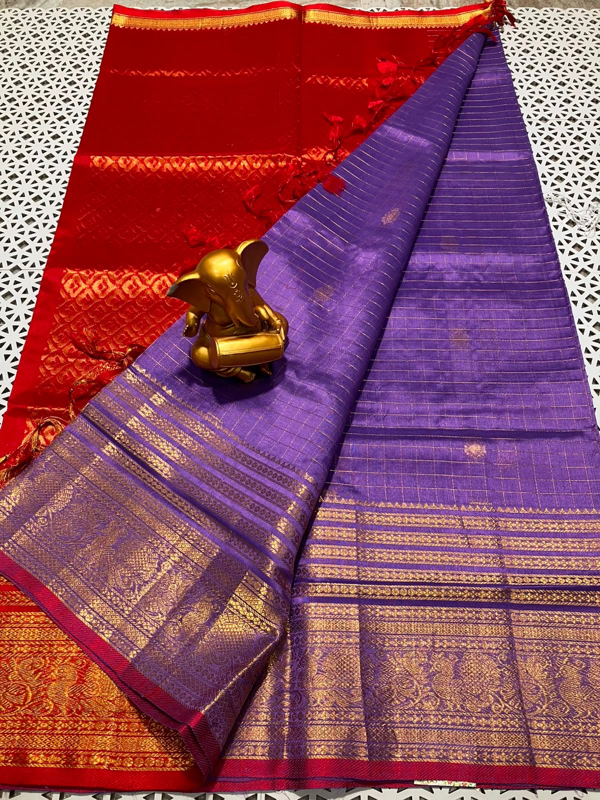 *Material*:Mangalagiri Pattu by cotton
*Model*:Kanchi border checks and butta Pattu sarees
Contrast pallu and blouses 
Running pallu and blouses 