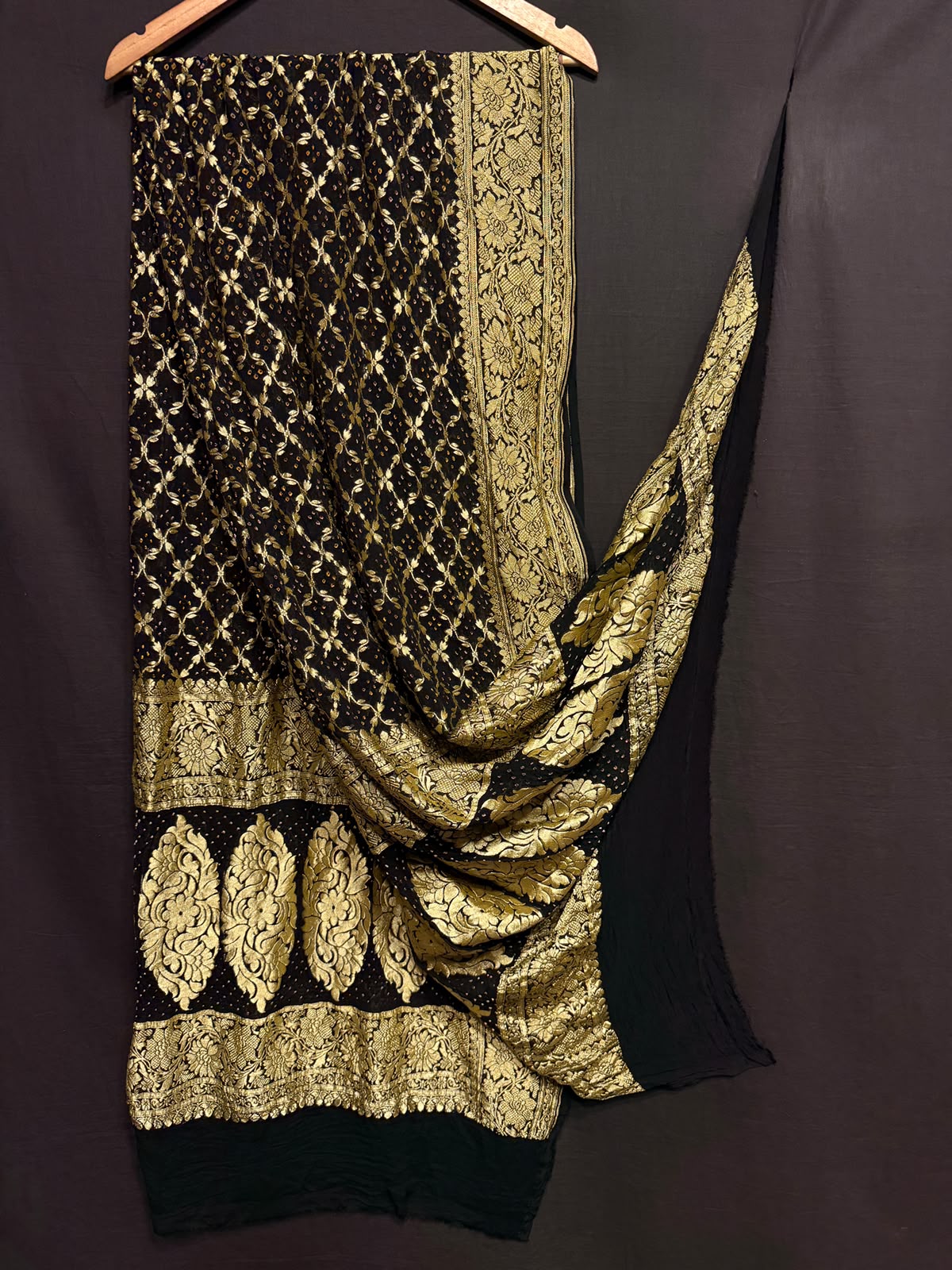 **Nim Zari Bandhej Dupatta**
- **Fabric:** handwoven Georgette
- **Design:** Beautiful Bandhej, Real Nimzari
- **Quality:** Best quality & colour 
- ** colour:** pastel & Dark
**Description:**
- **Length:** 2.50 meters, full length
- **Use:** Dress & Lehenga Choli Dupatta