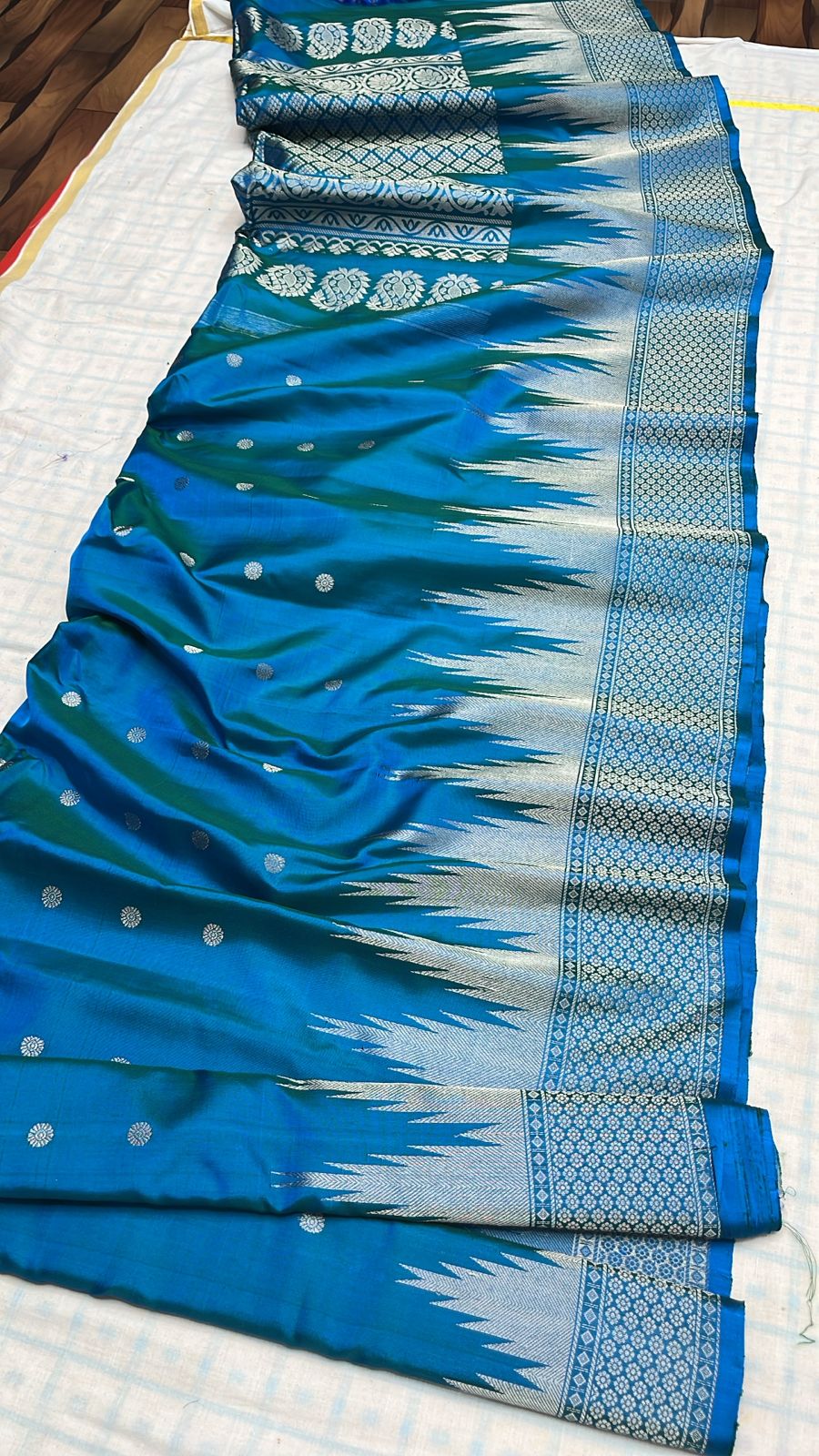 ✨✨Pure Gadwal Traditional Meena Turning Border Pattu Sarees ✨✨

💫💫Perfect for weddings & special occasions💫💫
