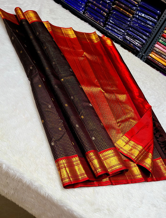 
*100% PURE  KANCHIPURAM HANDWOVEN VERY PREMIUM QUALITY 2G VAIRAOOSI PATTERN SILK SAREES*

*2 GRAM GOLD PURE ZARI WEAVING*
*SILK MARK CERTIFICATE ATTACHED*


VIDEO CALL SHOPPING AVAILABLE