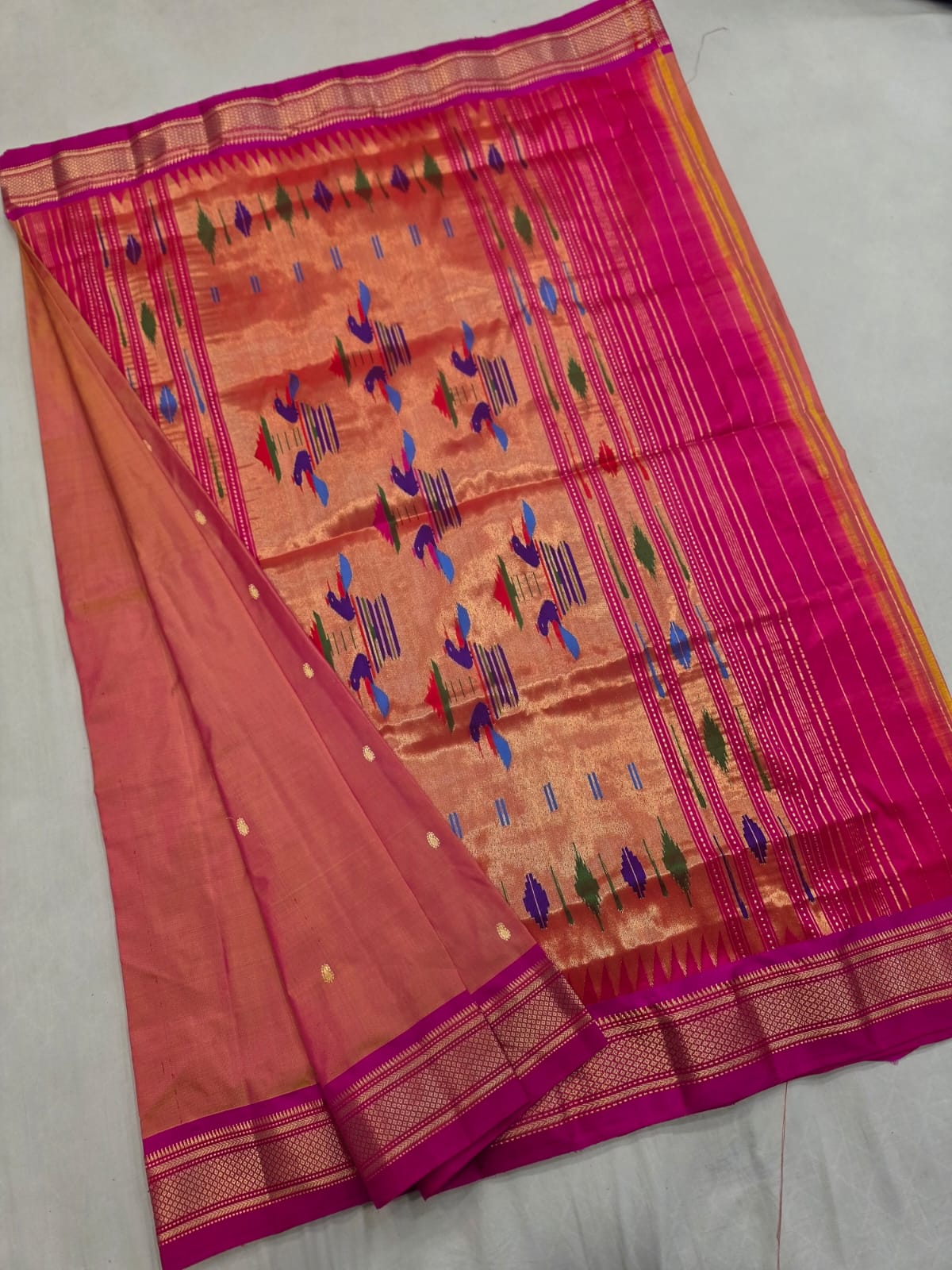*Yeola Paithani*
Pure Silk 
Double Pallu 
💯 Handwoven 
Silkmark Certified 
Shoulder Buttis 
Quality Weaving 👌🏼 
With Running Blouse 