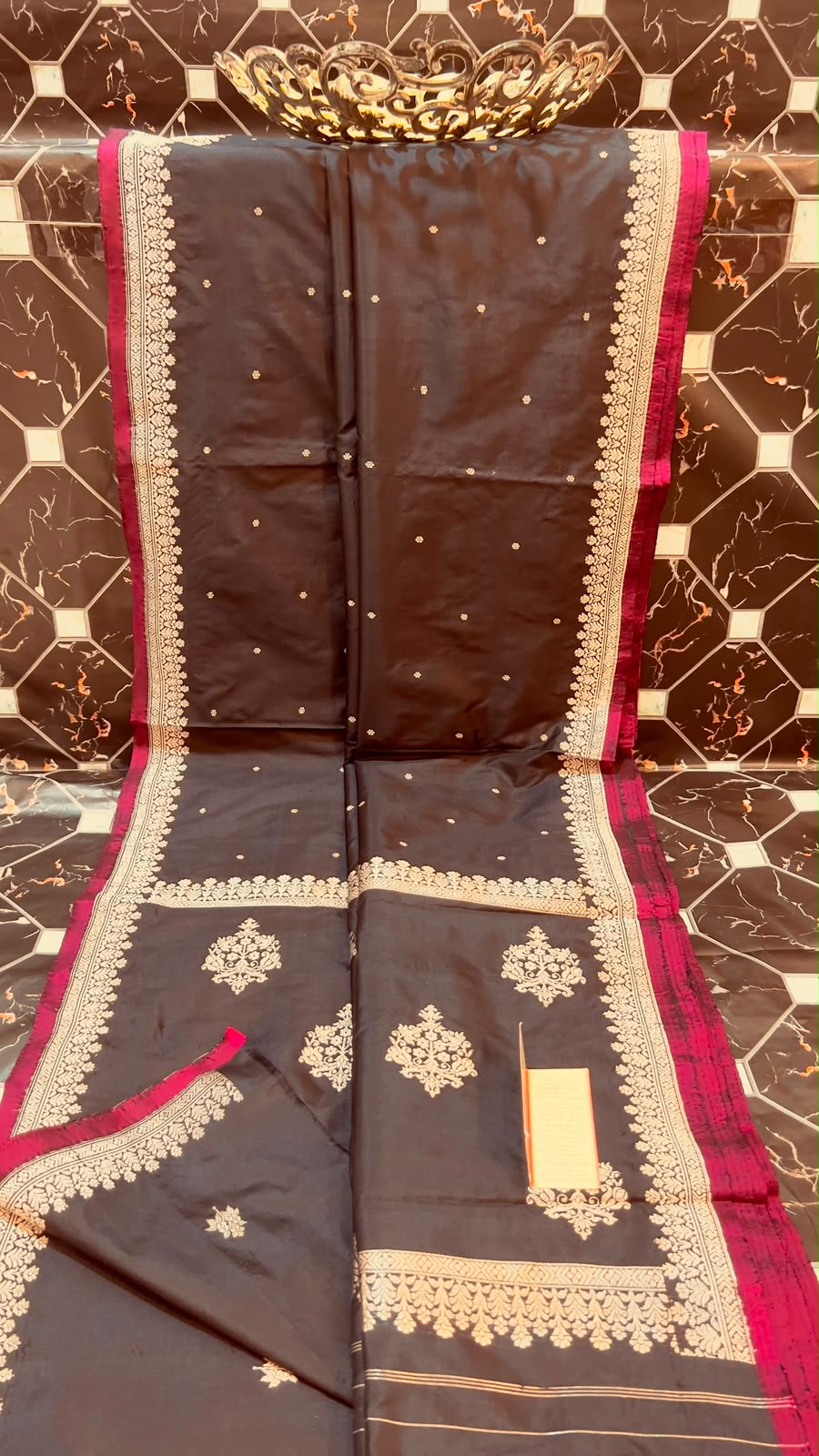 EXCLUSIVE HANDLOOM PURE KATAN SILK
• All-over Kaduwa Booti & Kaduwa Kalni
• Rich Kaduwa Border & Pallu
• Kaduwa Blouse
• Antique Zari
• Silk Mark Certified
• Smooth & Soft