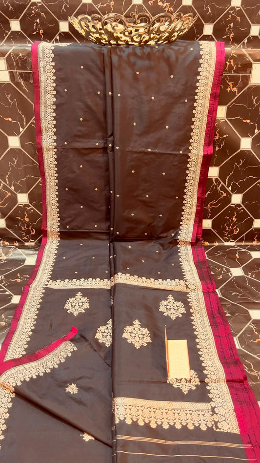 EXCLUSIVE HANDLOOM PURE KATAN SILK
• All-over Kaduwa Booti & Kaduwa Kalni
• Rich Kaduwa Border & Pallu
• Kaduwa Blouse
• Antique Zari
• Silk Mark Certified
• Smooth & Soft