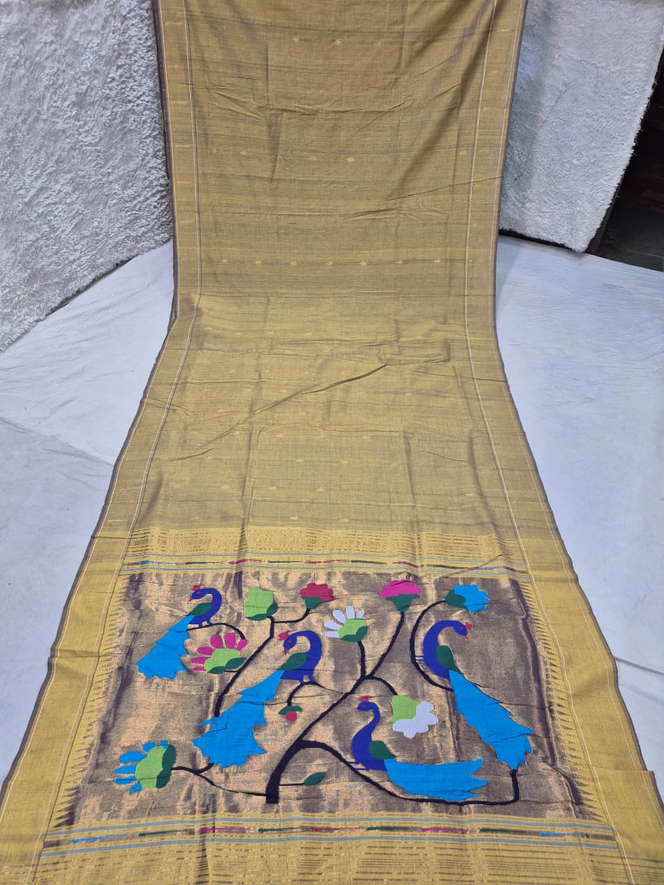 Ek muniya 
cotton handwoven
 paithanis
