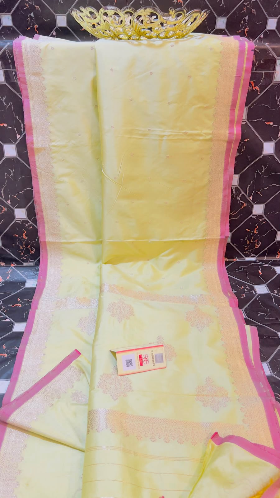EXCLUSIVE HANDLOOM PURE KATAN SILK
• All-over Kaduwa Booti & Kaduwa Kalni
• Rich Kaduwa Border & Pallu
• Kaduwa Blouse
• Antique Zari
• Silk Mark Certified
• Smooth & Soft