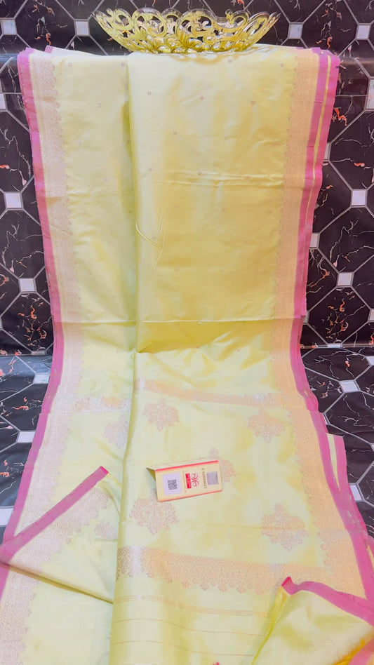 EXCLUSIVE HANDLOOM PURE KATAN SILK
• All-over Kaduwa Booti & Kaduwa Kalni
• Rich Kaduwa Border & Pallu
• Kaduwa Blouse
• Antique Zari
• Silk Mark Certified
• Smooth & Soft