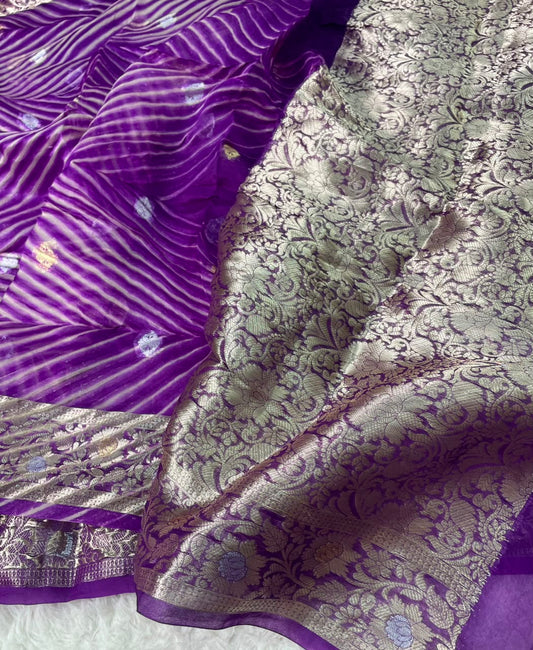Pure Banarasi Kora Organza Arashi Dyed Saree ✨
Elegant handloom Kora silk with unique 
Arashi Shibori-inspired patterns. Lightweight, graceful & exclusive.