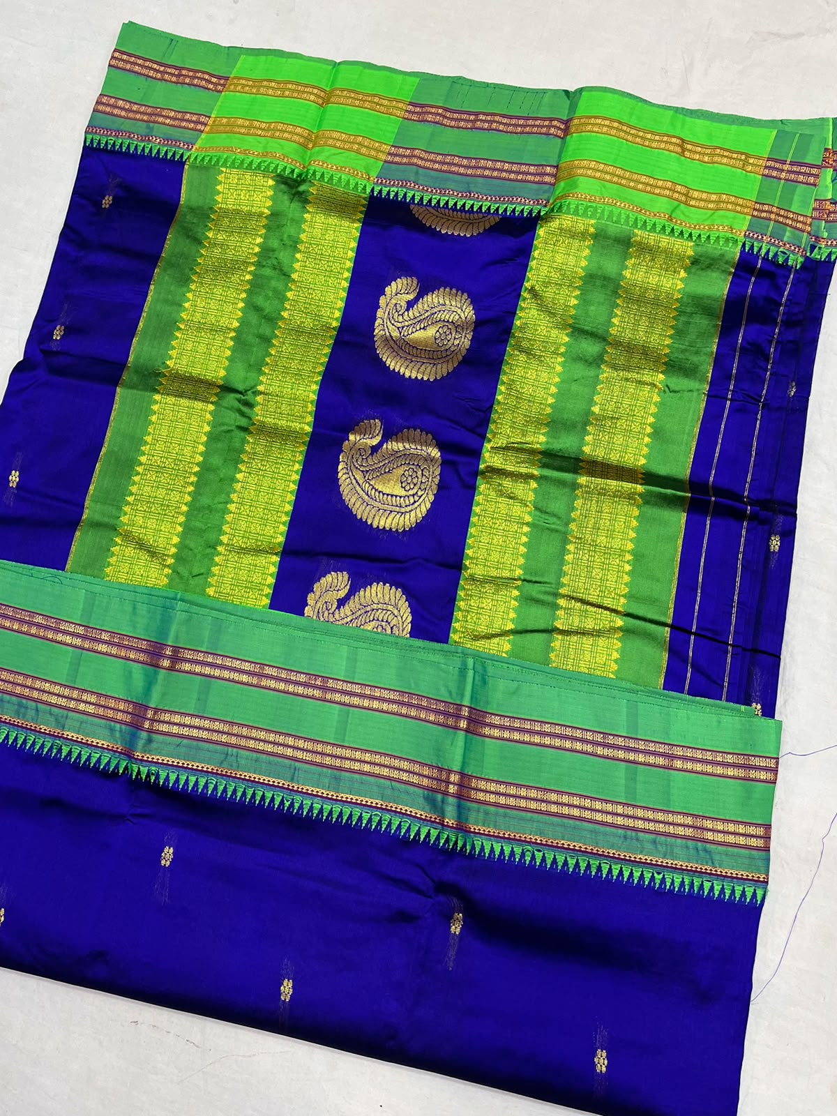 *Narayanpeth silk saree*
Running blouse 
Shoulder butti 
Pure silk
*Price: 6300/- + ship*