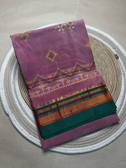 Material - shiny Maserised blended blended silk
Border - chikki paras
Saree Name -ilkal special kasuti saree
Pallu -patti pallu
Blouse -running 
Handloom -no
Saree length- 6.2