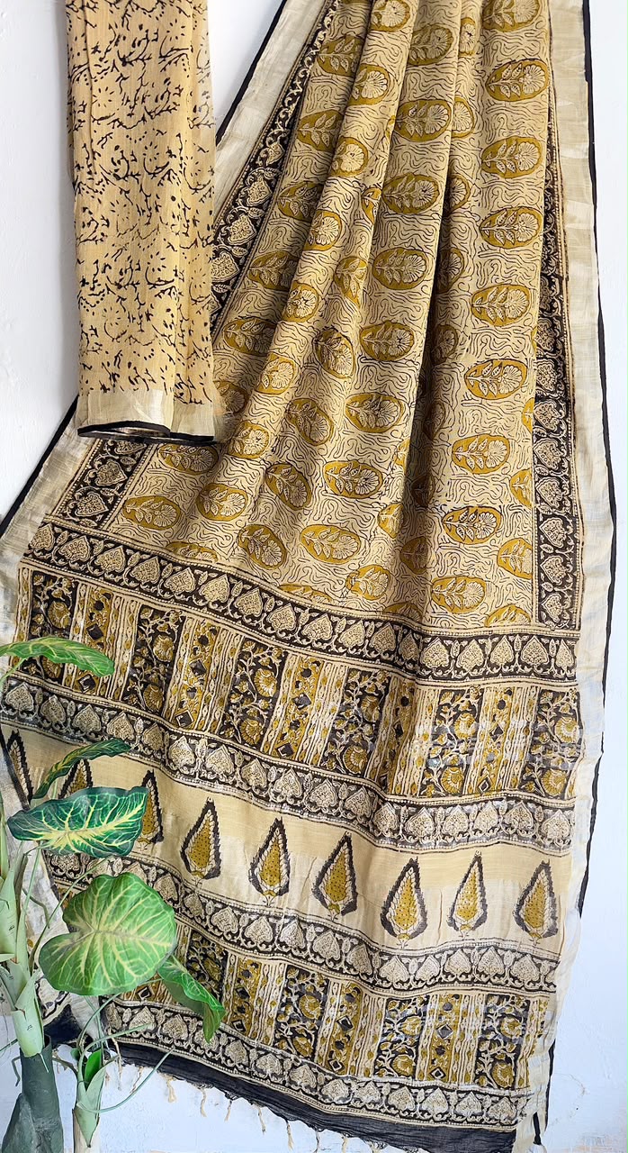 👌🏻Linen collection 👌🏻
.... *Hand* block printed linen saree with blouse.....
Size 6.5 with blouse
Natural dye n colour
 
Pure hand ( without screen print ) 